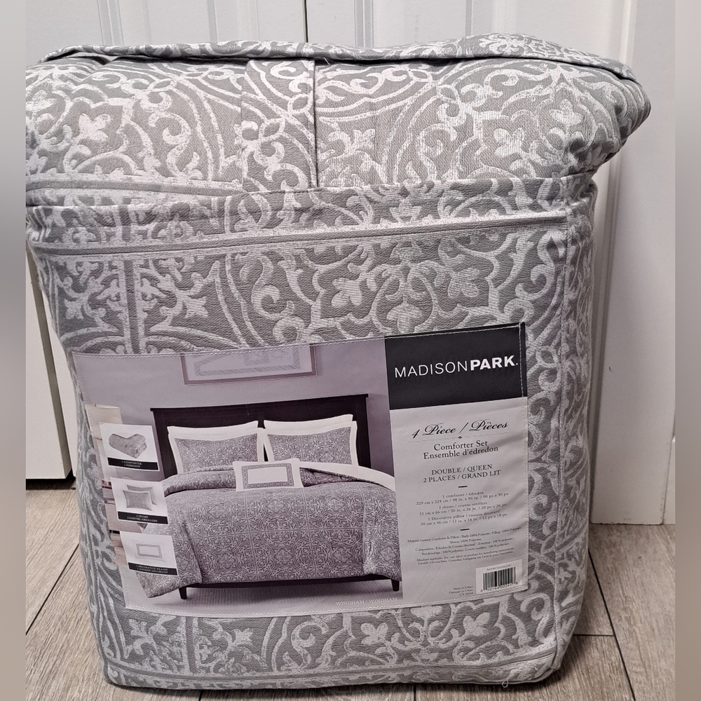 NEW Madison Park Silver and White 4pc Double/Queen Comforter Set